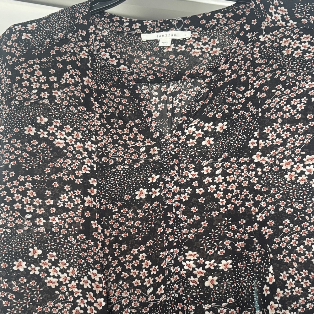 Floral cap sleeve Women's Top - Picture 3 of 5